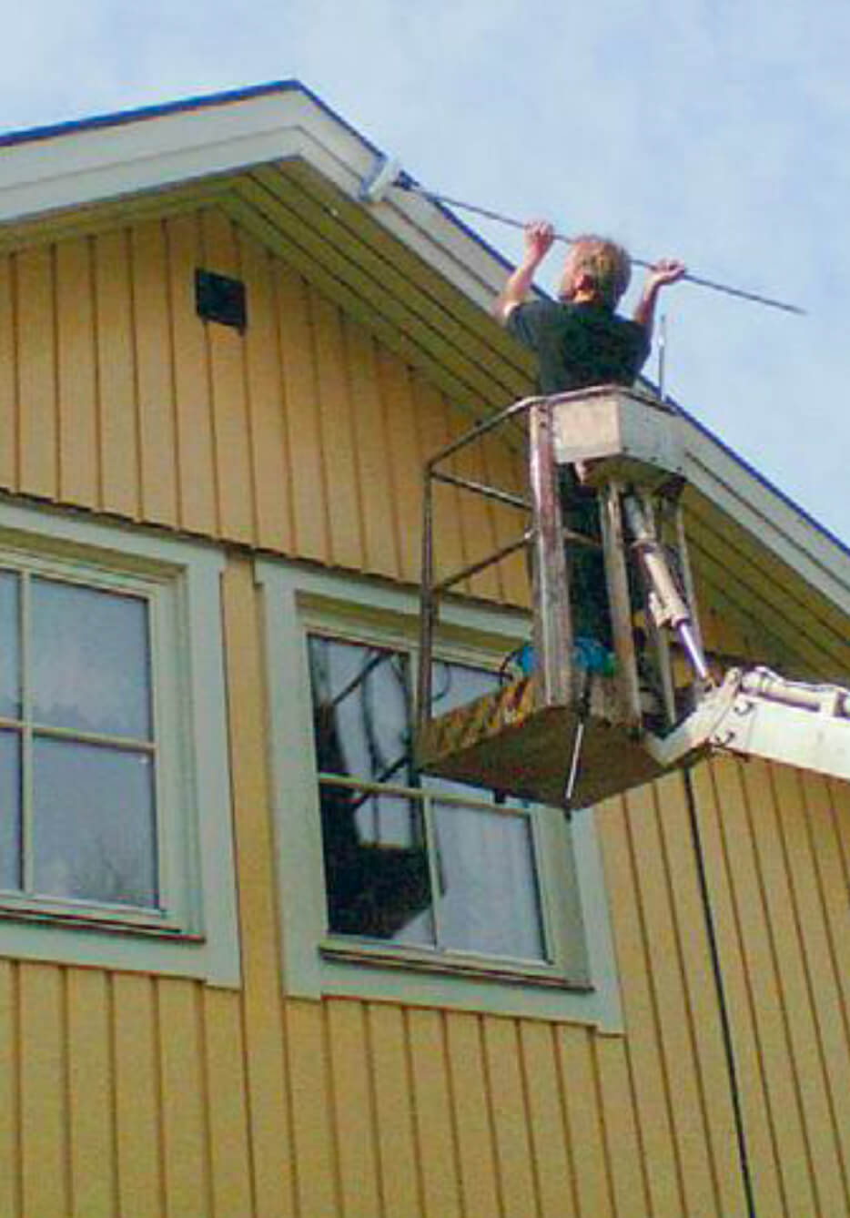 Jape Underhallstvatt Facade cleaner on roof
